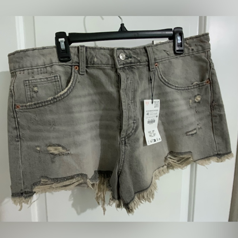 NWT- Zara Mid-Rise Distressed Denim Shorts